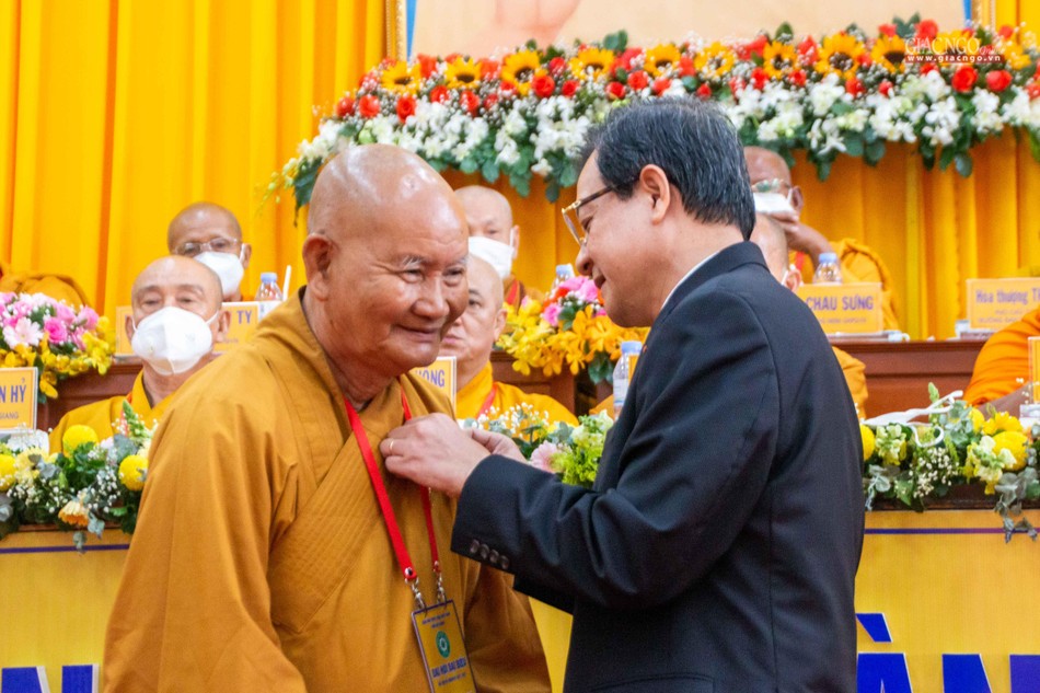 Trao Huân chương Đại đoàn kết dân tộc đến Hòa thượng Thích Huệ Tài Trao Huân chương Đại đoàn kết dân tộc đến Hòa thượng Thích Huệ Tài