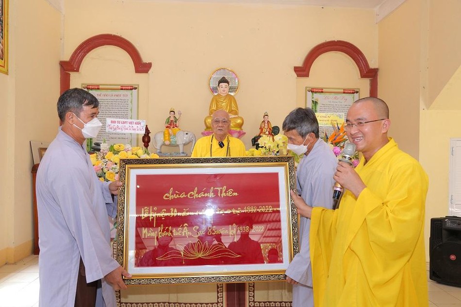 Đại đức Thích Nhật Đạo cùng Phật tử dâng quà khánh tuế Thượng tọa Thích Tâm Nguyên - Ảnh: Hoàng Phạm Đại đức Thích Nhật Đạo cùng Phật tử dâng quà khánh tuế Thượng tọa Thích Tâm Nguyên - Ảnh: Hoàng Phạm