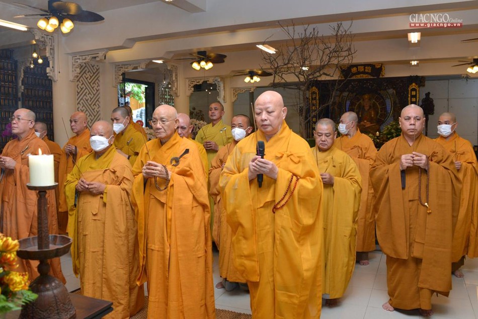 Chư tôn đức dâng hương tưởng niệm Chư tôn đức dâng hương tưởng niệm