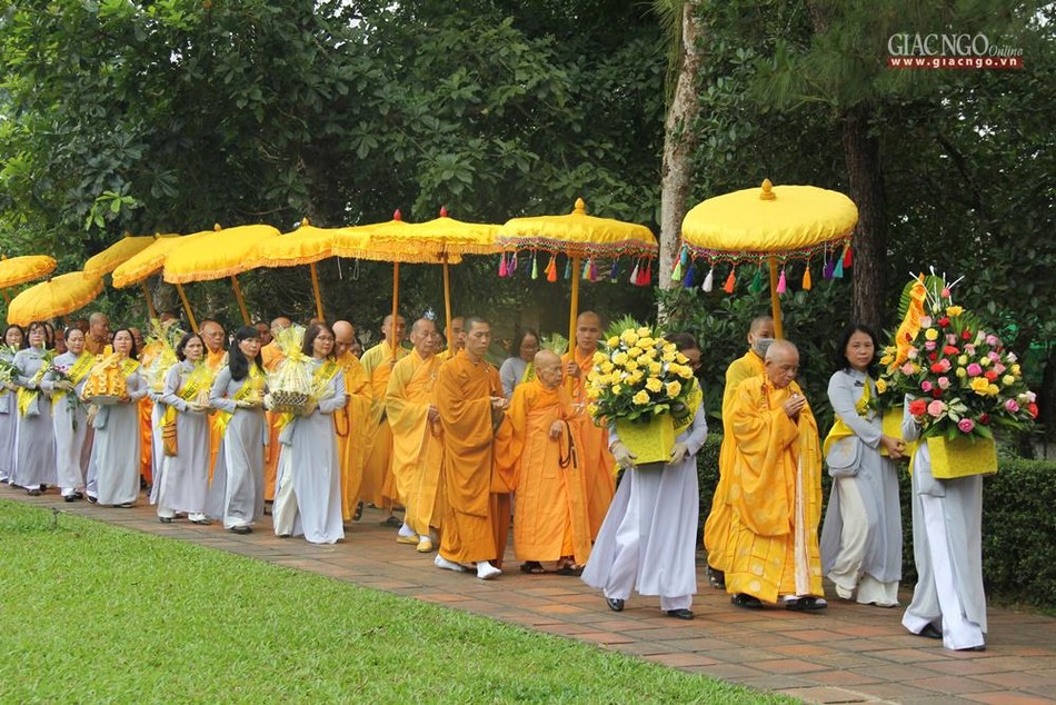 Phật tử dâng lễ