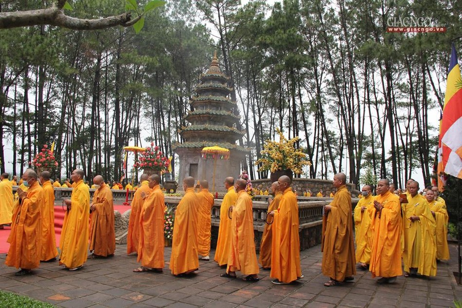 Hữu nhiễu bảo tháp