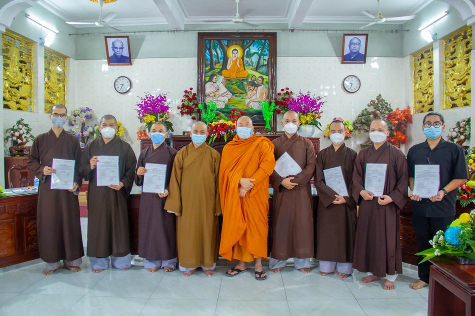 Ban Trị sự trao quyết định chuẩn y nhân sự đến Ban Thông tin - Truyền thông Phật giáo quận Bình Thạnh Ban Trị sự trao quyết định chuẩn y nhân sự đến Ban Thông tin - Truyền thông Phật giáo quận Bình Thạnh