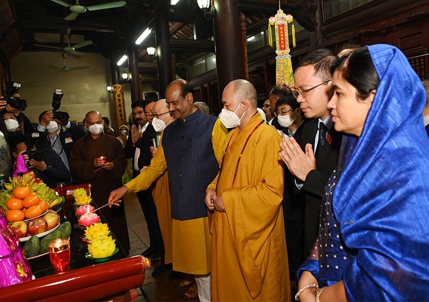 Phái đoàn dâng hương lễ Phật