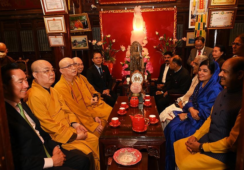 Quang cảnh buổi tiếp đón đoàn đại biểu Hạ nghị viện Ấn Độ tại chùa Trấn Quốc