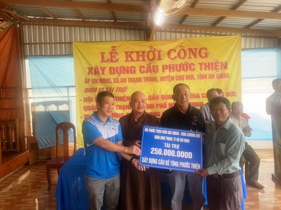 Hội Phước Thiện trao bảng tượng trưng hỗ trợ số tiền 250 triệu đồng để xây dựng cầu Hội Phước Thiện trao bảng tượng trưng hỗ trợ số tiền 250 triệu đồng để xây dựng cầu