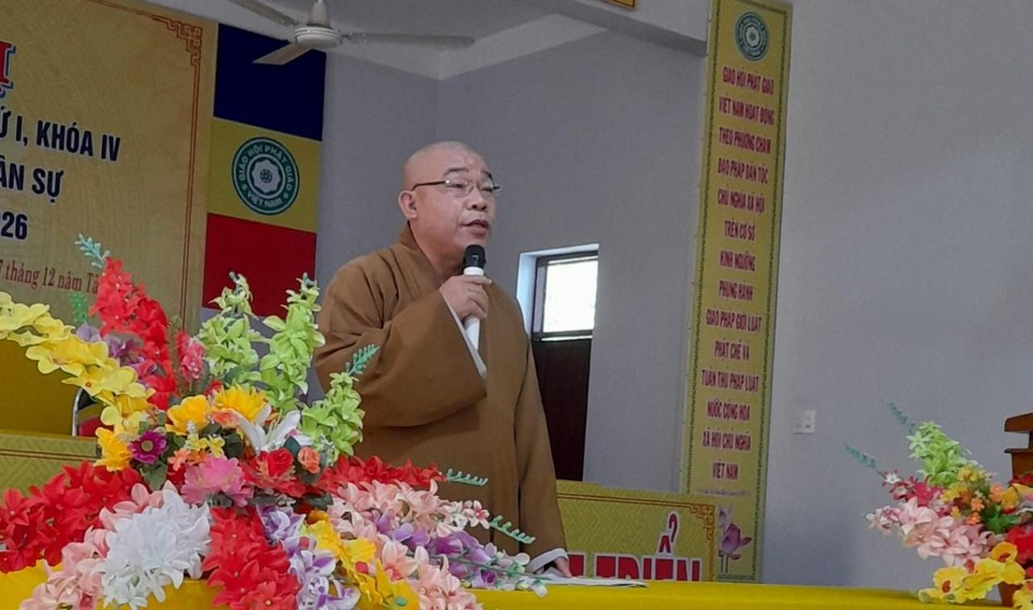 Thượng tọa Thích Pháp Huệ chủ trì phiên họp Thượng tọa Thích Pháp Huệ chủ trì phiên họp