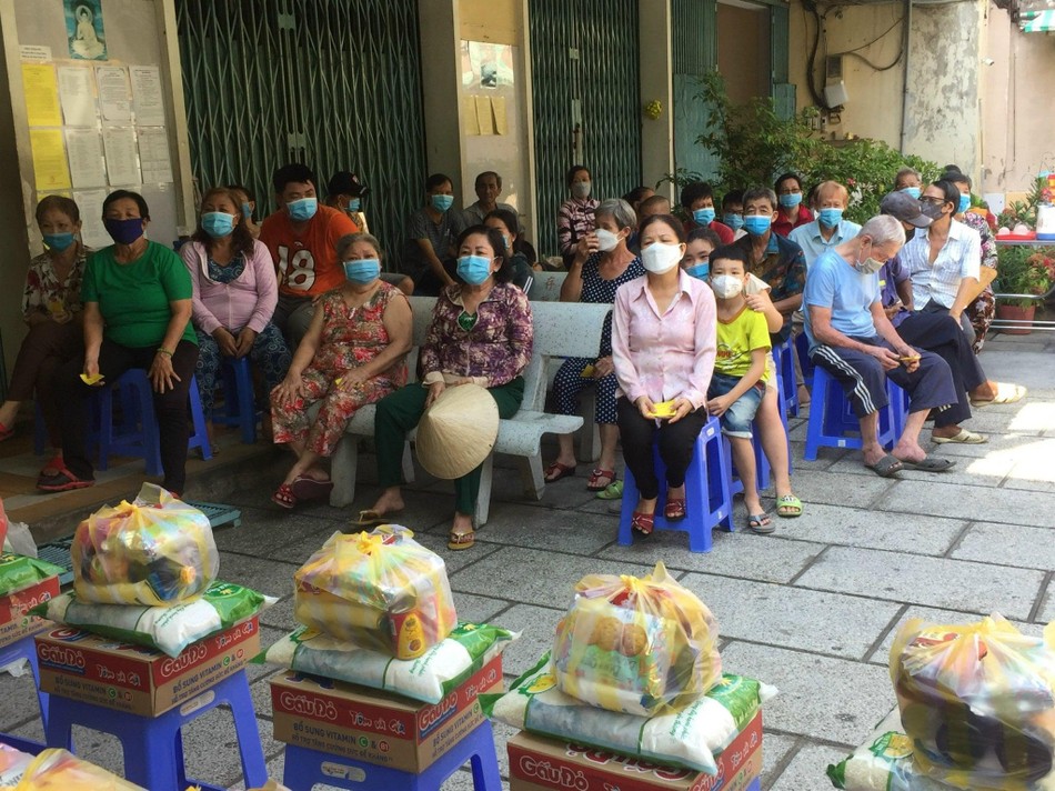 Bà con đến chùa Thiên Tôn nhận quà Bà con đến chùa Thiên Tôn nhận quà