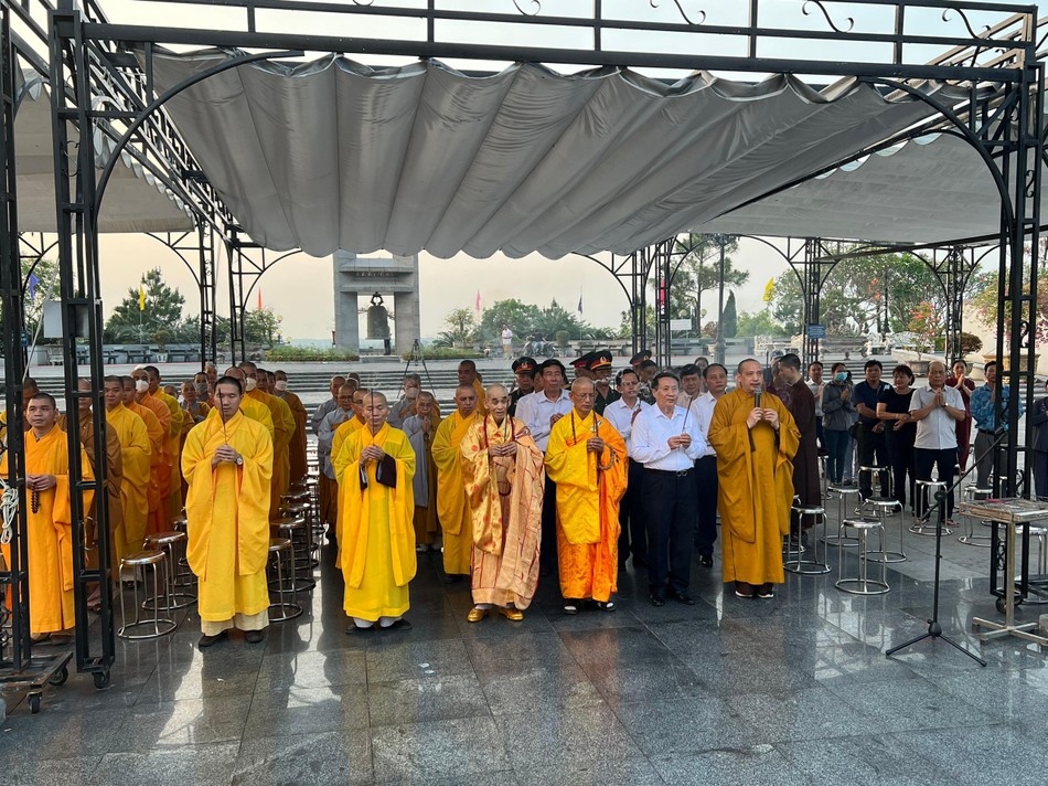 Chư Tăng Ni, chính quyền dâng hương tưởng niệm