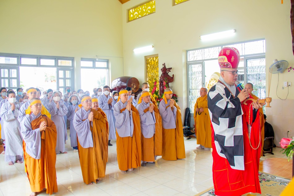 Ban Kinh sư thực hiện nghi thức cúng ngọ, cung tiến Giác linh