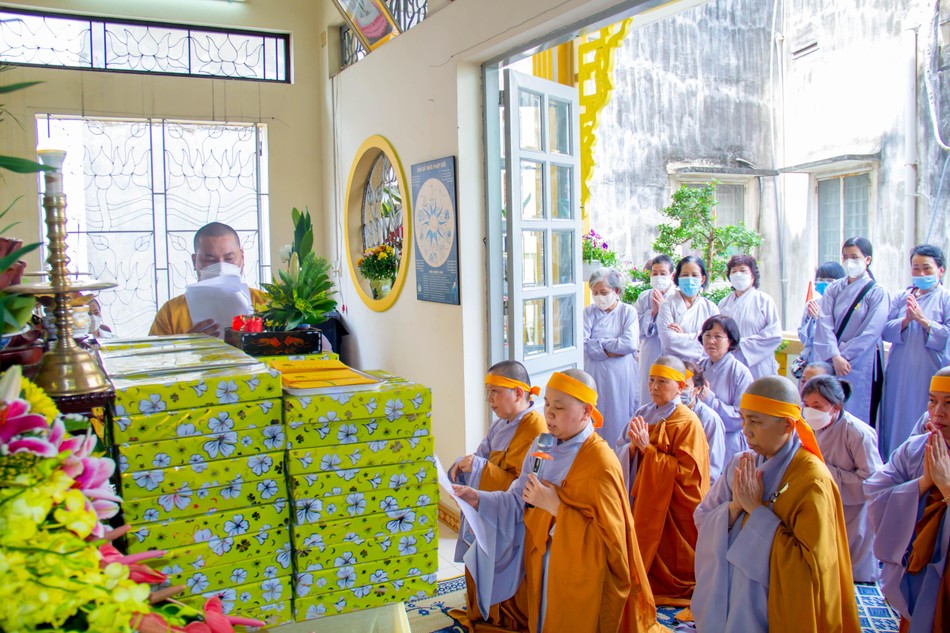 Sư cô Thích nữ Lệ Hiền dâng lời tác bạch