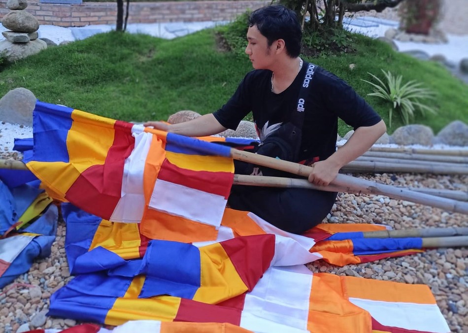 Công tác tuyên truyền trực quan được Câu Lạc bộ Phật tử Sen Vàng đảm nhận Công tác tuyên truyền trực quan được Câu Lạc bộ Phật tử Sen Vàng đảm nhận