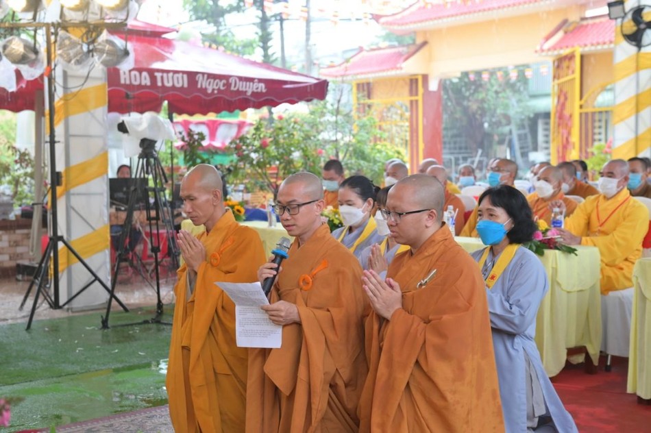 Đại đức Thích Phước Khai dâng lời phát nguyệt Đại đức Thích Phước Khai dâng lời phát nguyệt