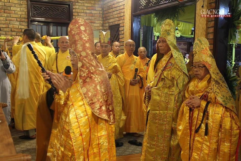 Ban Âm công truyền thống cung rước kim quan rời Giác linh đường