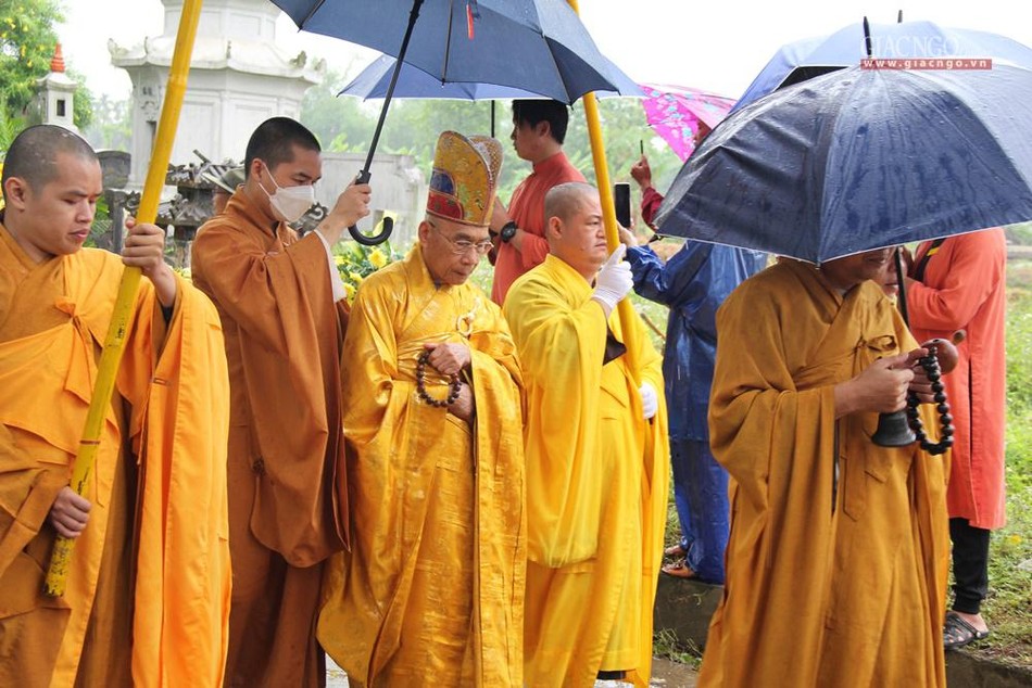 Tiễn biệt người pháp lữ đồng hành