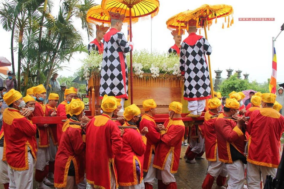 Cung tống kim quan Trưởng lão Hòa thượng nhập bảo tháp trong tiết trời mưa xứ Huế