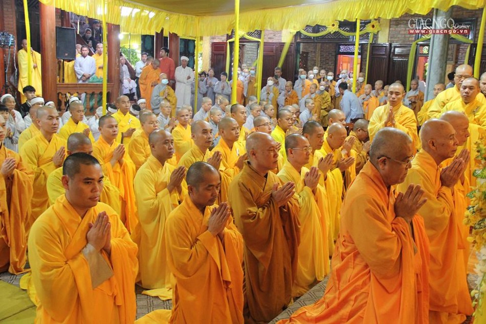 Môn đồ pháp quyến trước Giác linh tôn sư