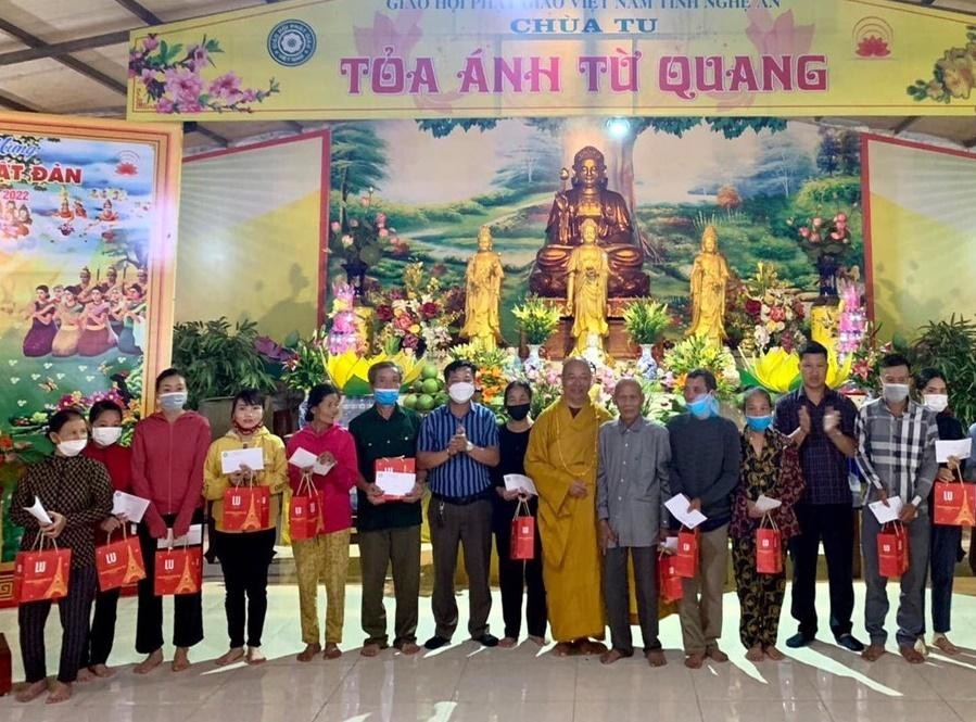 Thượng tọa Thích Thọ Lạc và chính quyền địa phương trao quà các hộ nghèo Thượng tọa Thích Thọ Lạc và chính quyền địa phương trao quà các hộ nghèo