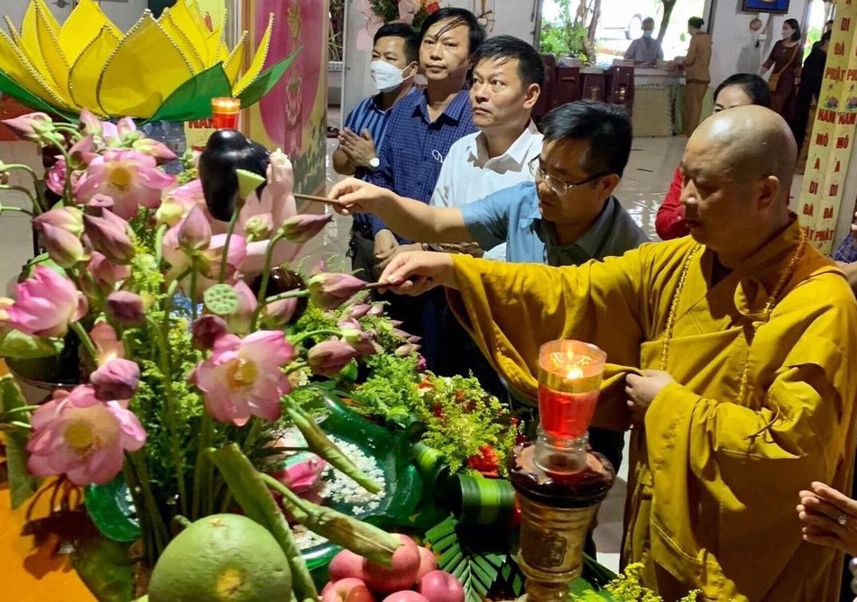 Thực hiện nghi lễ Tắm Phật truyền thống Thực hiện nghi lễ Tắm Phật truyền thống