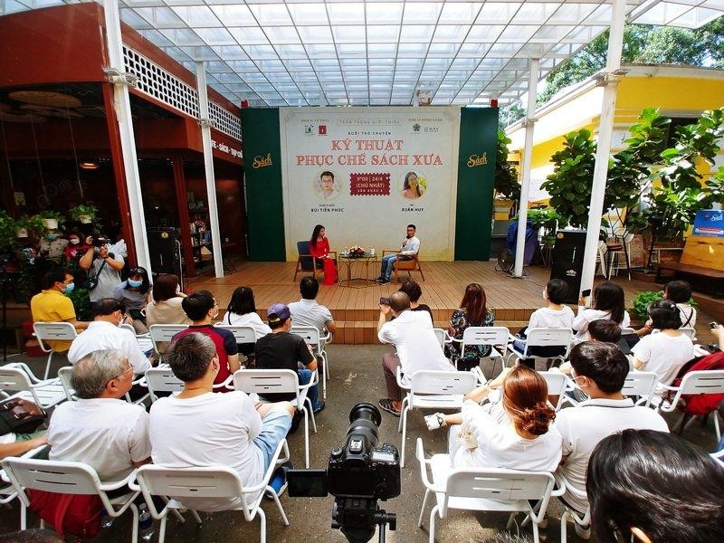 Quang cảnh buổi giao lưu, chia sẻ về kỹ thuật phục chế sách xưa Quang cảnh buổi giao lưu, chia sẻ về kỹ thuật phục chế sách xưa