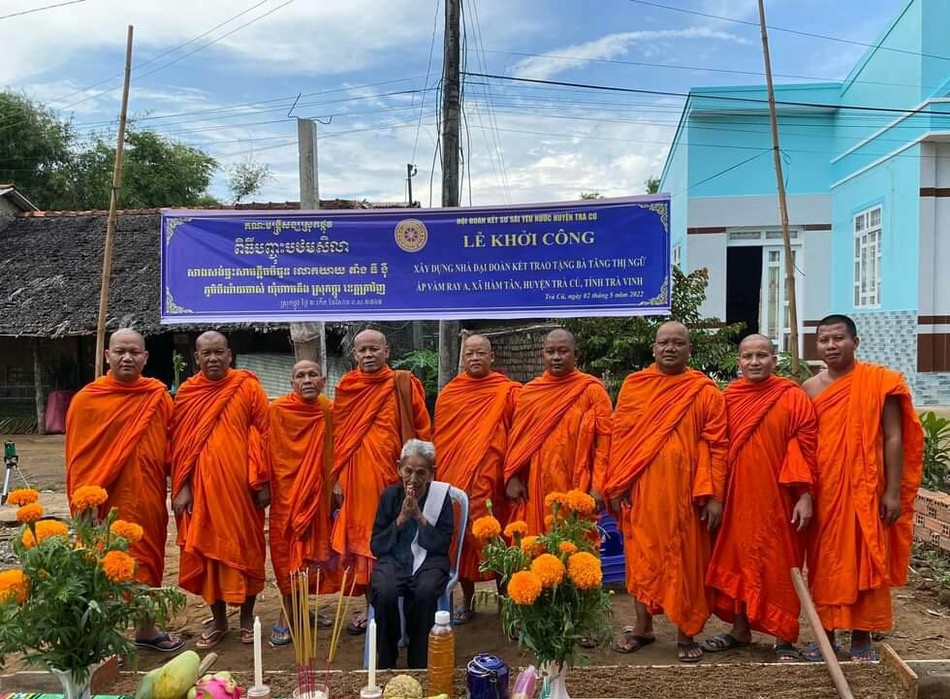 Hội Đoàn kết Sư sãi yêu nước huyện Trà Cú khởi công xây dựng nhà Đại đoàn kết số 22 cho gia đình bà Tăng Thị Ngữ Hội Đoàn kết Sư sãi yêu nước huyện Trà Cú khởi công xây dựng nhà Đại đoàn kết số 22 cho gia đình bà Tăng Thị Ngữ