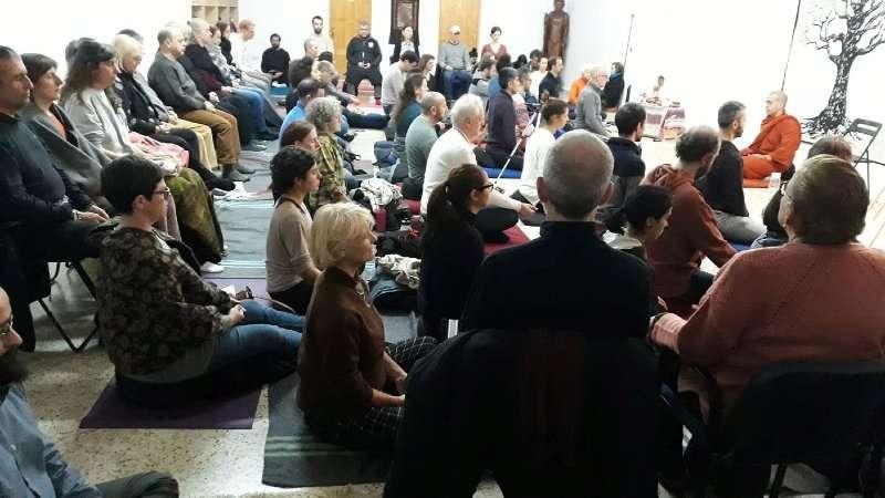 Sư Sanathavihari trong một buổi hướng dẫn tọa thiền Sư Sanathavihari trong một buổi hướng dẫn tọa thiền