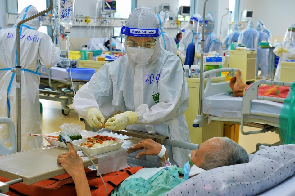 Chăm sóc bệnh nhân mắc Covid-19 - Ảnh: Trần Thế Phong