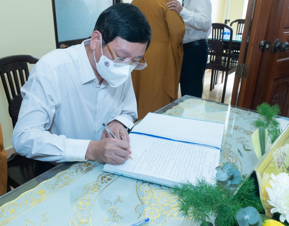 Ông Vũ Ngọc Tuất ghi sổ tang Ông Vũ Ngọc Tuất ghi sổ tang