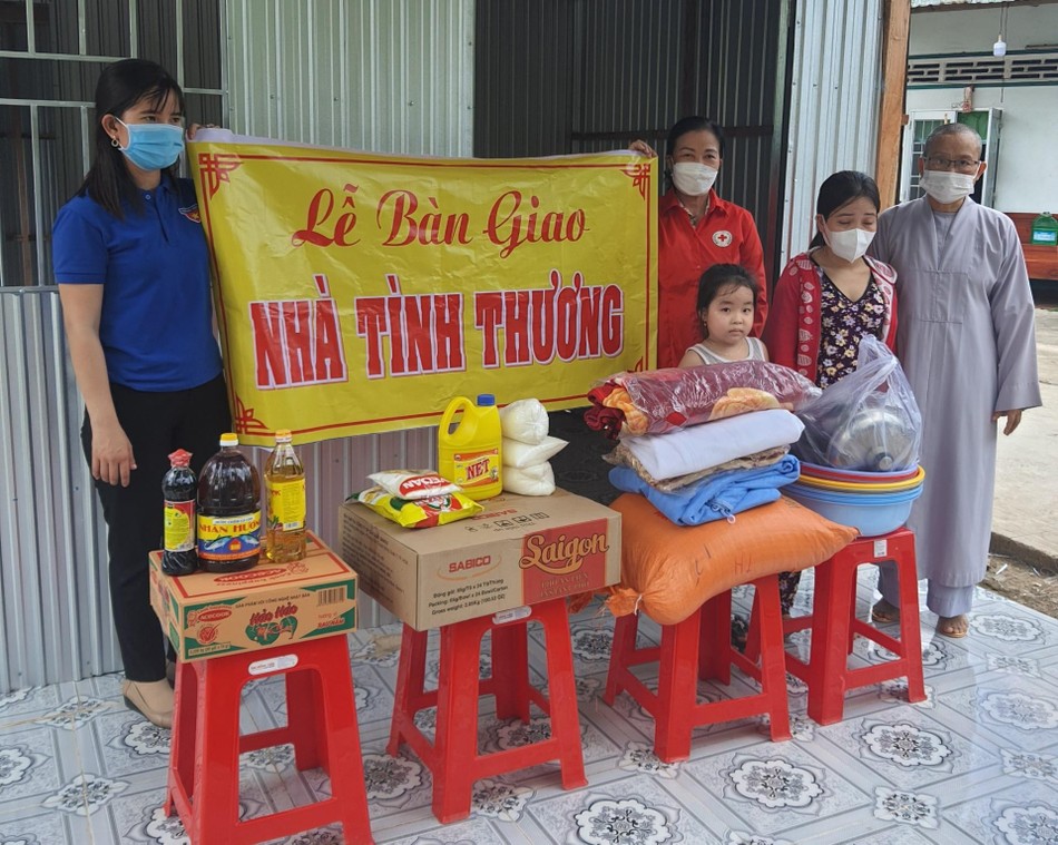 Sư cô Thích nữ Trung Quang, trụ trì chùa Chánh Thiên Cơ trong lễ bàn giao nhà tình thương Sư cô Thích nữ Trung Quang, trụ trì chùa Chánh Thiên Cơ trong lễ bàn giao nhà tình thương
