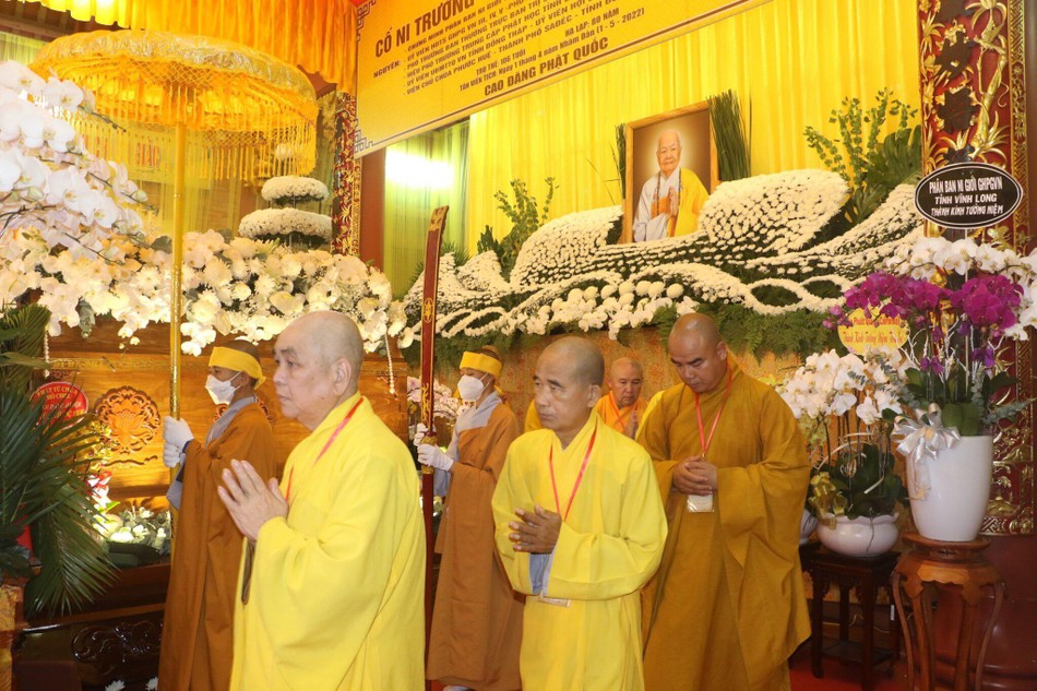 Hữu nhiễu kim quan tiễn đưa bậc Trưởng lão Ni cao niên, đạo hạnh Hữu nhiễu kim quan tiễn đưa bậc Trưởng lão Ni cao niên, đạo hạnh