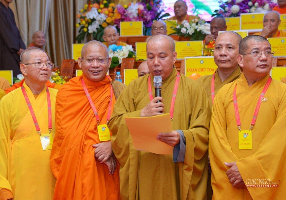 Thượng tọa Thích Giác Nghi đọc lời phát nguyện nhận nhiệm vụ
