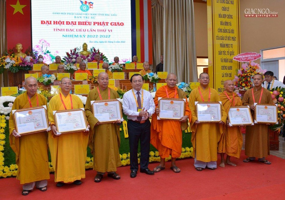 Tặng Bằng khen đến tập thể, cá nhân xuất sắc