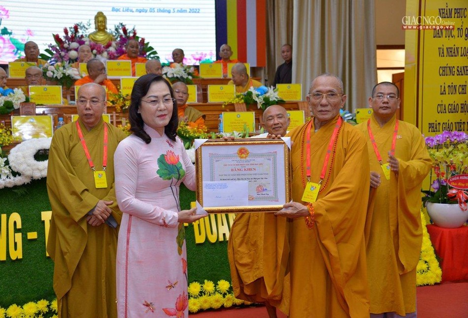 Bà Lê Thị Ái Nam trao Bằng khen đến Hòa thượng Thích Huệ Trí