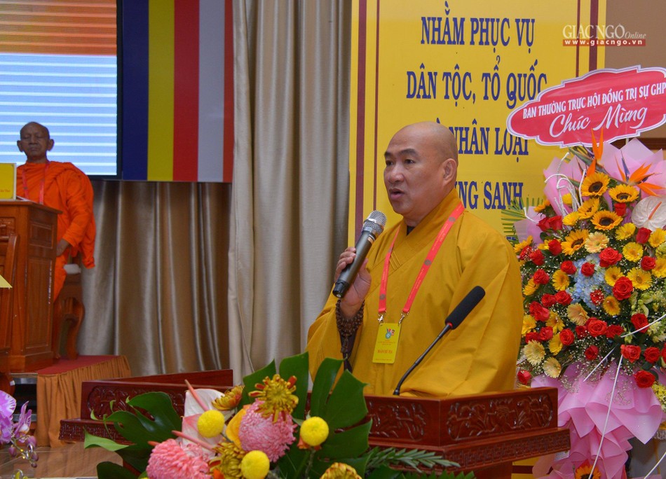 Thượng tọa Thích Phước Nguyên đọc quyết định tặng Bằng tuyên dương công đức