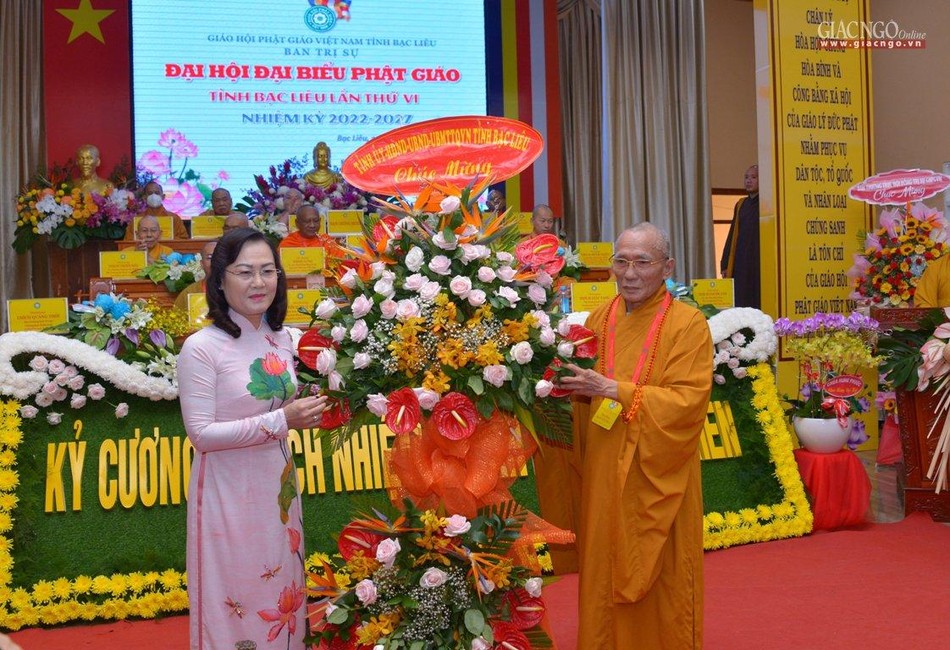 Bà Lê Thị Ái Nam tặng hoa chúc mừng