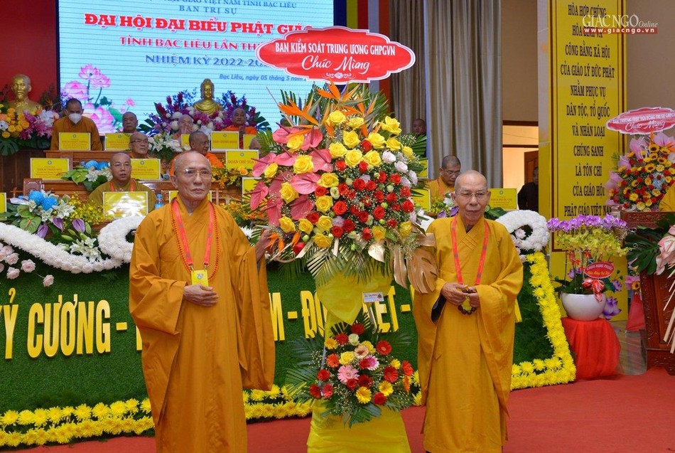 Hòa thượng Thích Thiện Đức tặng hoa chúc mừng