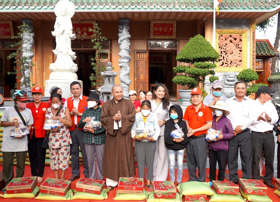Đại đức Thích Vạn Nhơn, trụ trì chùa Huệ Hương cùng Hội Chữ thập đỏ tỉnh Kon Tum và mạnh thường quân trao quà đến bà con Đại đức Thích Vạn Nhơn, trụ trì chùa Huệ Hương cùng Hội Chữ thập đỏ tỉnh Kon Tum và mạnh thường quân trao quà đến bà con
