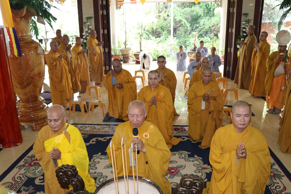 Đại đức Thích Trí Thanh dâng lời tưởng niệm