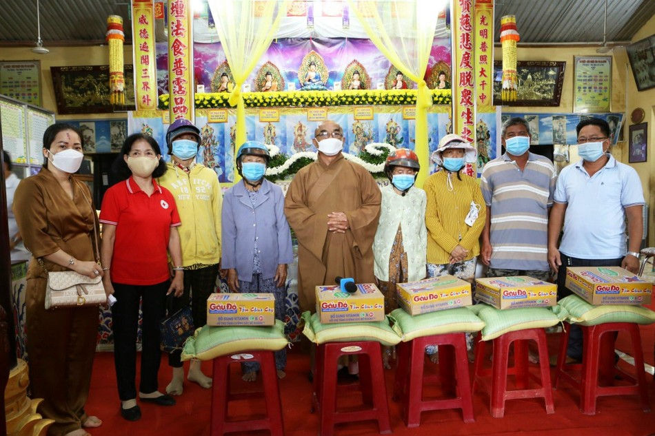 Chùa Dư Khánh trao quà cho người dân khó khăn Chùa Dư Khánh trao quà cho người dân khó khăn