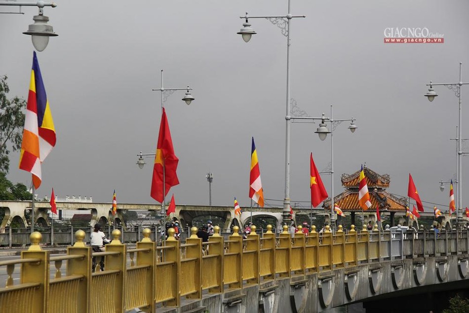 Cờ Tổ quốc, Đạo kỳ được trang hoàng vui tươi