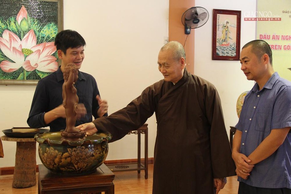 Hòa thượng Thích Hải Ấn trao đổi với các nghệ nhân gốm Bát Tràng