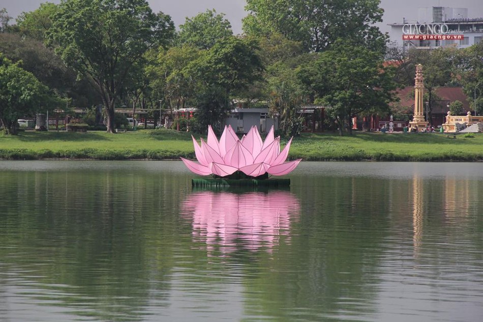 Sau 2 năm vắng bóng, đóa sen khổng lồ trên sông Hương đã hiện diện trở lại