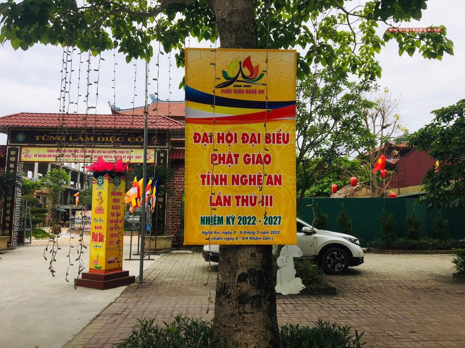 Pano, biểu ngữ được lắp đặt dọc tuyến đường Quang Trung dẫn vào chùa Diệc