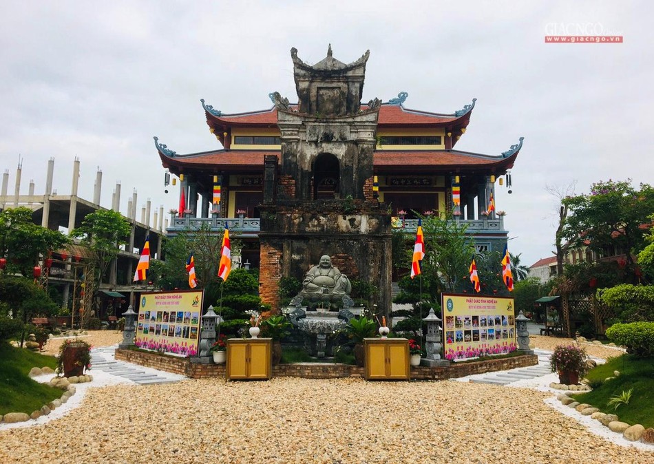 Trước chánh điện chùa Diệc