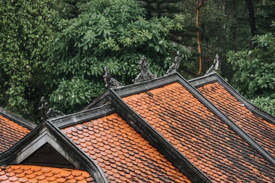 Rừng thiền có kiến trúc giản dị, vật liệu xây dựng chủ yếu là gỗ, ngói vảy cá - mang dáng dấp hồn Huế và hồn Việt...