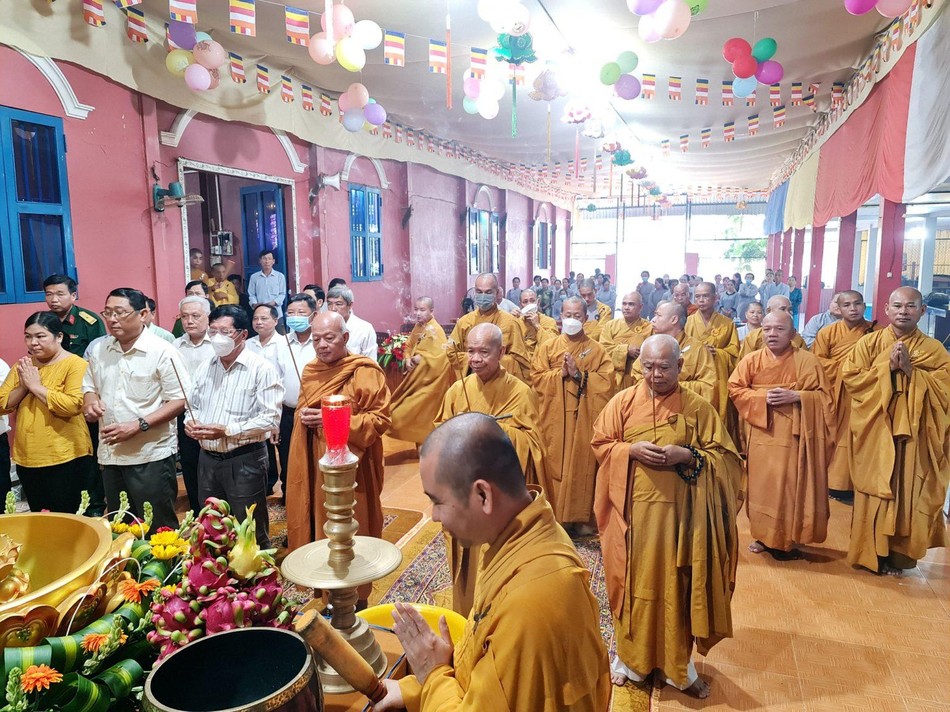 Chư tôn đức dâng hương Chư tôn đức dâng hương