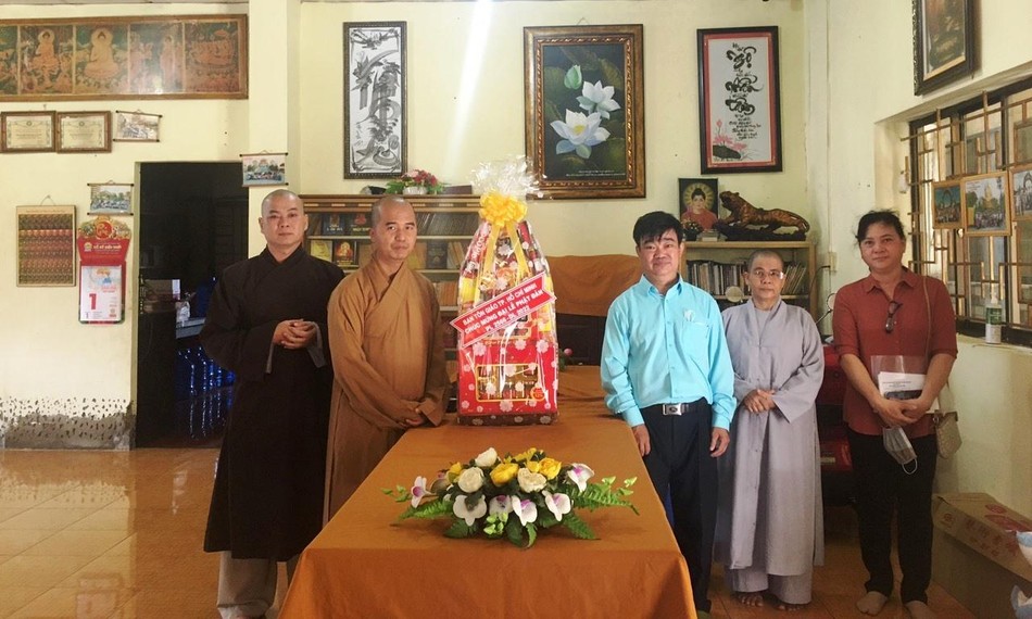 Đoàn Ban Tôn giáo TP.HCM tặng quà chúc mừng Đại lễ Phật đản Phật lịch 2566 đến Ban Trị sự Phật giáo huyện Cần Giờ
