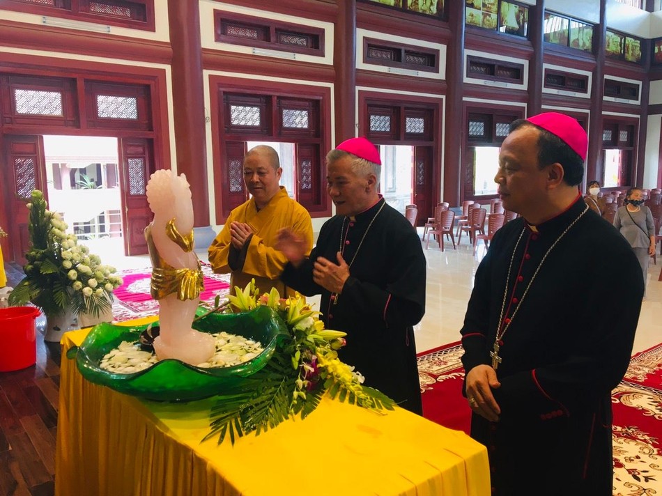 Giám mục Anphong Nguyễn Hữu Long thực hiện nghi lễ Tắm Phật Giám mục Anphong Nguyễn Hữu Long thực hiện nghi lễ Tắm Phật