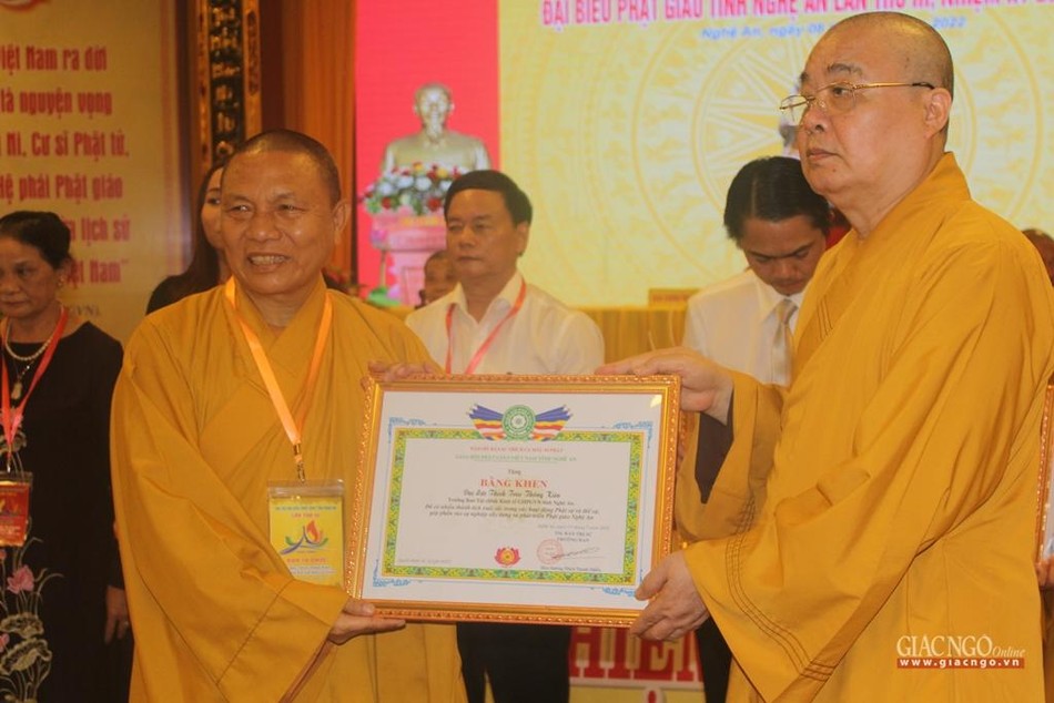 Hòa thượng Thích Thanh Nhiễu trao Bằng khen của Ban Trị sự tới các tập thể hoàn thành xuất sắc nhiệm vụ Hòa thượng Thích Thanh Nhiễu trao Bằng khen của Ban Trị sự tới các tập thể hoàn thành xuất sắc nhiệm vụ