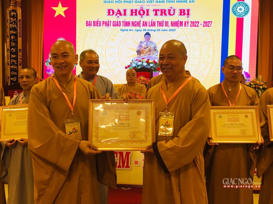 Thượng tọa Thích Thọ Lạc trao Bằng khen của Ban Văn hóa Trung ương tới các tập thể Thượng tọa Thích Thọ Lạc trao Bằng khen của Ban Văn hóa Trung ương tới các tập thể