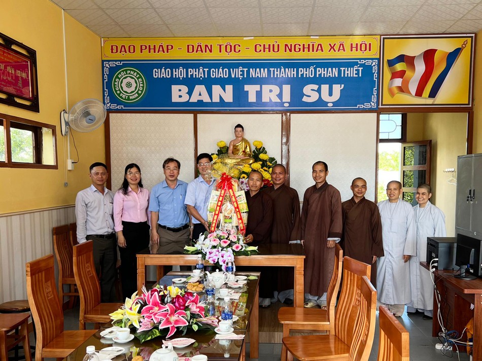 Lãnh đạo TP.Phan Thiết tặng quà chúc mừng nhân lễ Phật đản tại Văn phòng Ban Trị sự Phật giáo Thành phố Lãnh đạo TP.Phan Thiết tặng quà chúc mừng nhân lễ Phật đản tại Văn phòng Ban Trị sự Phật giáo Thành phố